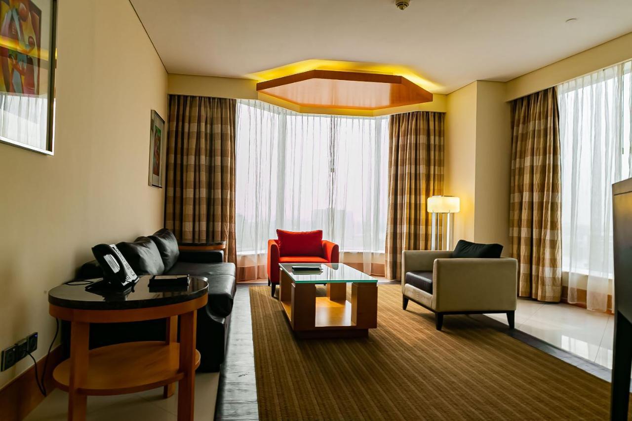 Lagos Continental Hotel Exterior foto Living room of a suite at the hotel