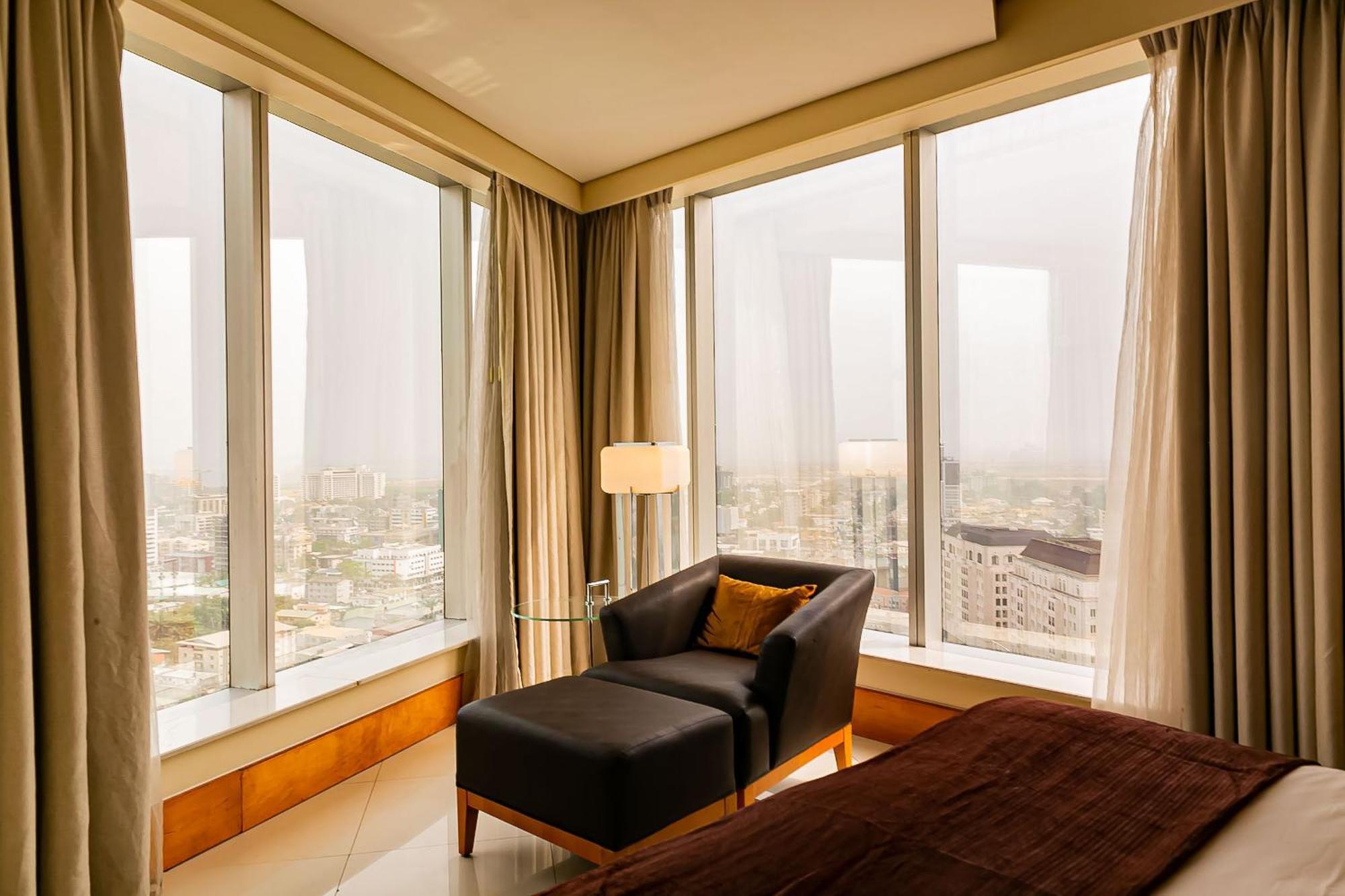 Lagos Continental Hotel Exterior foto A room at the Ritz-Carlton, Dubai
