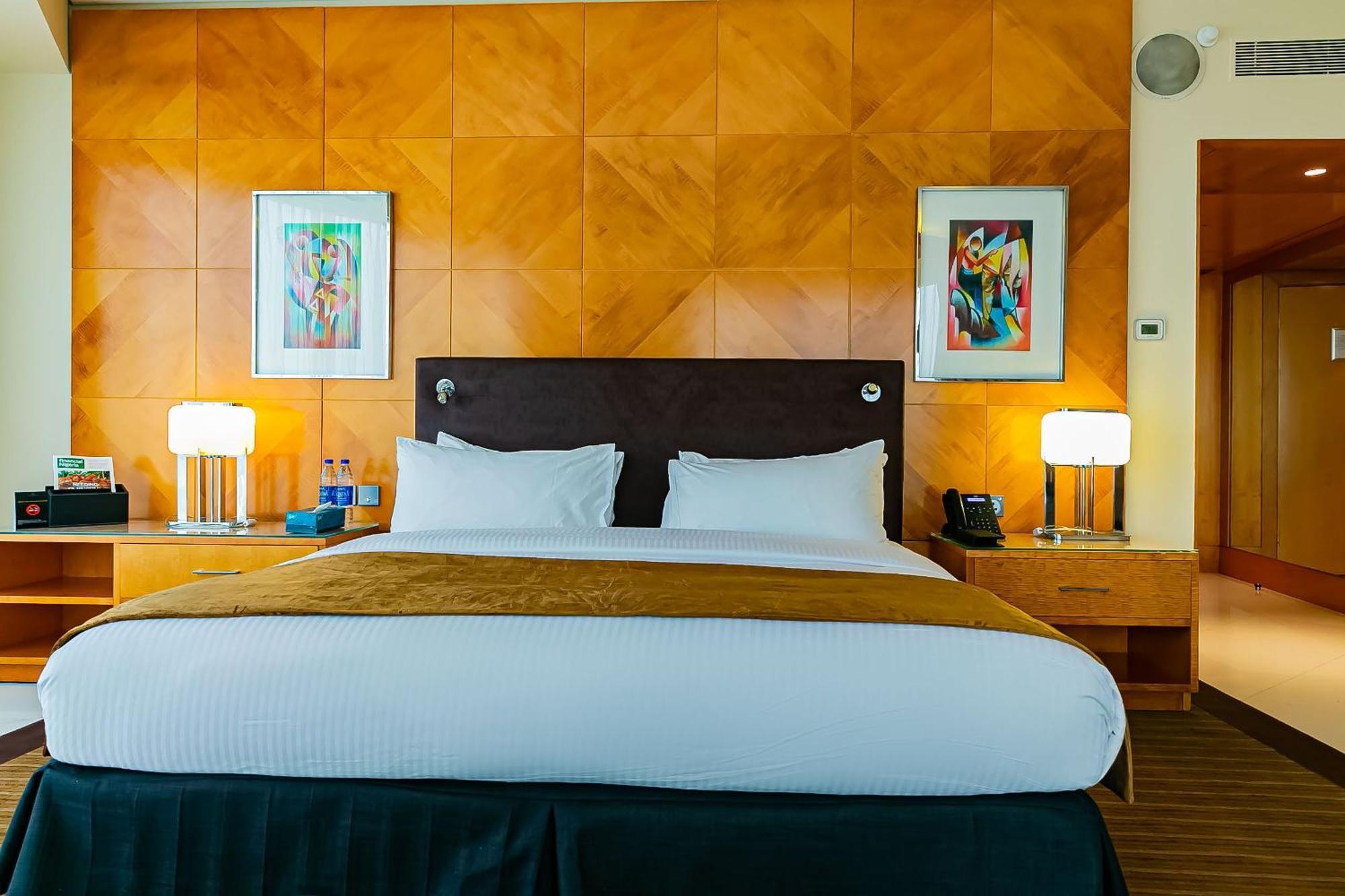 Lagos Continental Hotel Exterior foto A bedroom at the hotel